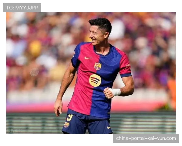 巴萨3-1逆转塞维利亚暂登榜首，亚马尔传射，莱万点射